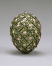 Самыми известными работами ювелира являются яйца Фаберже – в период с 1885 по 1917 годы был создан 71 экземпляр, 52 из которых – специально для императорской семьи. На фото: Яйцо с решёткой и розами, 1907 год