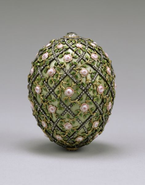 Самыми известными работами ювелира являются яйца Фаберже – в период с 1885 по 1917 годы был создан 71 экземпляр, 52 из которых – специально для императорской семьи. На фото: Яйцо с решёткой и розами, 1907 год