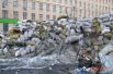 Майдан продолжает окружать себя баррикадами