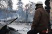 Силовиков и манифестантов разделяют всего несколько метров