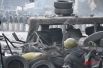 Милицейский кордон стоит всего в нескольких метрах от протестующих