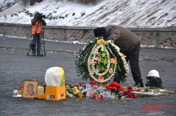 Уголок памяти Михаила Жизневского, погибшего несколько дней назад во время противостояния на Грушевского