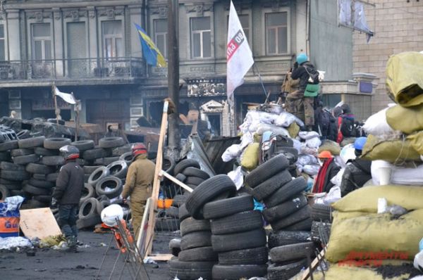 Горы из автомобильных шин на Грушевского не иссякают благодаря неравнодушным работникам СТО