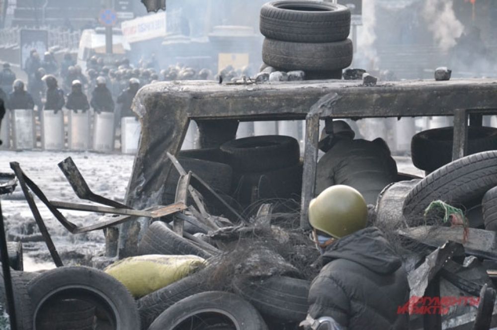 Милицейский кордон стоит всего в нескольких метрах от протестующих