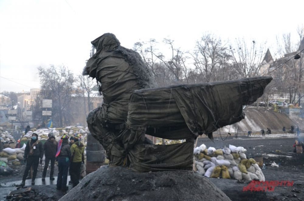 Памятник Валерию Лобановскому обмотали брезентом