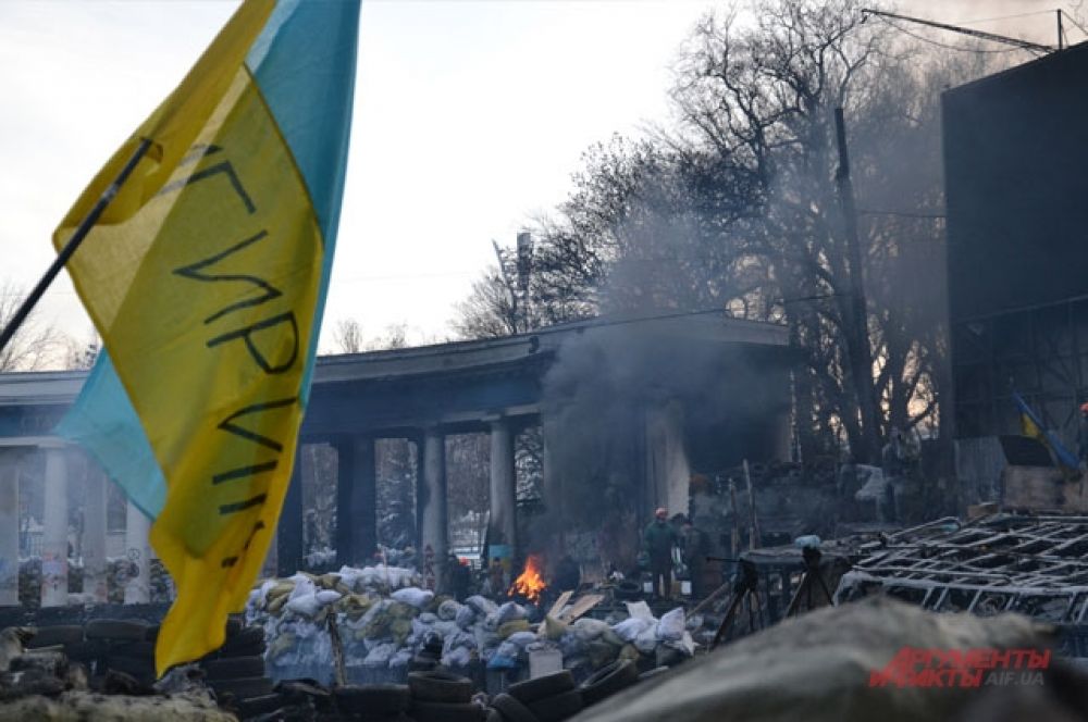 Митингующие греются у костров