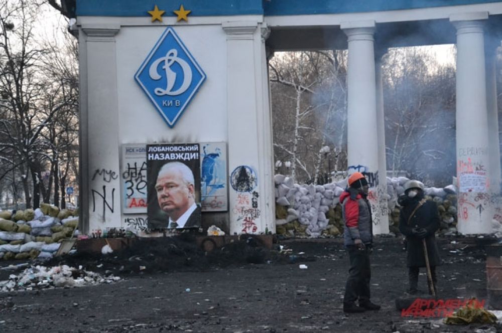 Активисты Евромайдана чтят память великого украинского футболиста и тренера, именем которого назван стадион в Киеве