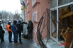 В разбитых окнах видно наспех установленные баррикады из подручных материалов