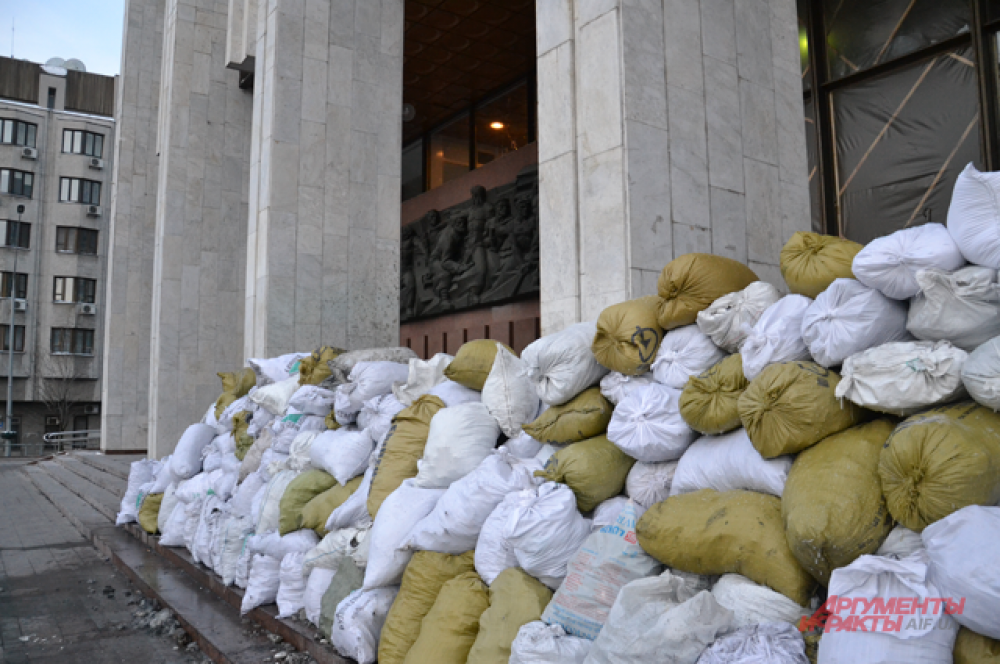 Вход в Украинский дом обложили мешками со снегом и льдом