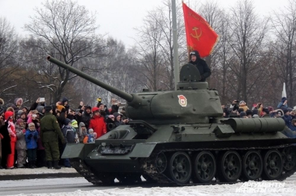 В параде приняли участие танки времен войны 