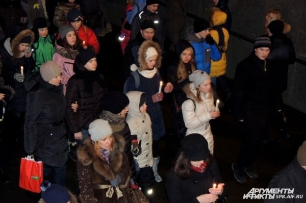 Участники акции «Свеча памяти» шли с Малой Садовой на Дворцовую площадь