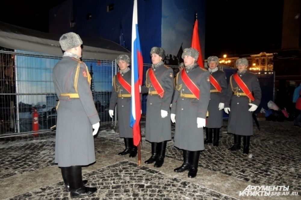 По площади пронесли флаги России и Санкт-Петербурга