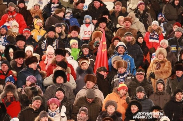Поболеть в Иркутск съехались любители бенди из разных уголков страны. 