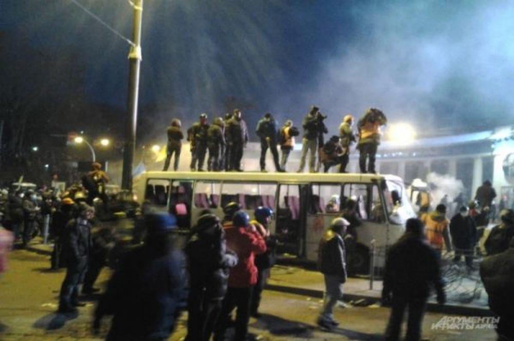 Вечером 19 января митингующие на улице Грушевского подожгли милицейский автобус. Позже сожженные автобусы стали частью созданных протестующими баррикад.