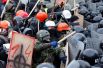 19 января в Киеве снова начались столкновения участников народного вече и милиции. Группа молодых людей забросала петардами кордон военнослужащих,  преграждающий путь к Верховной Раде. В ответ на это милиция применила дубинки и слезоточивый газ.