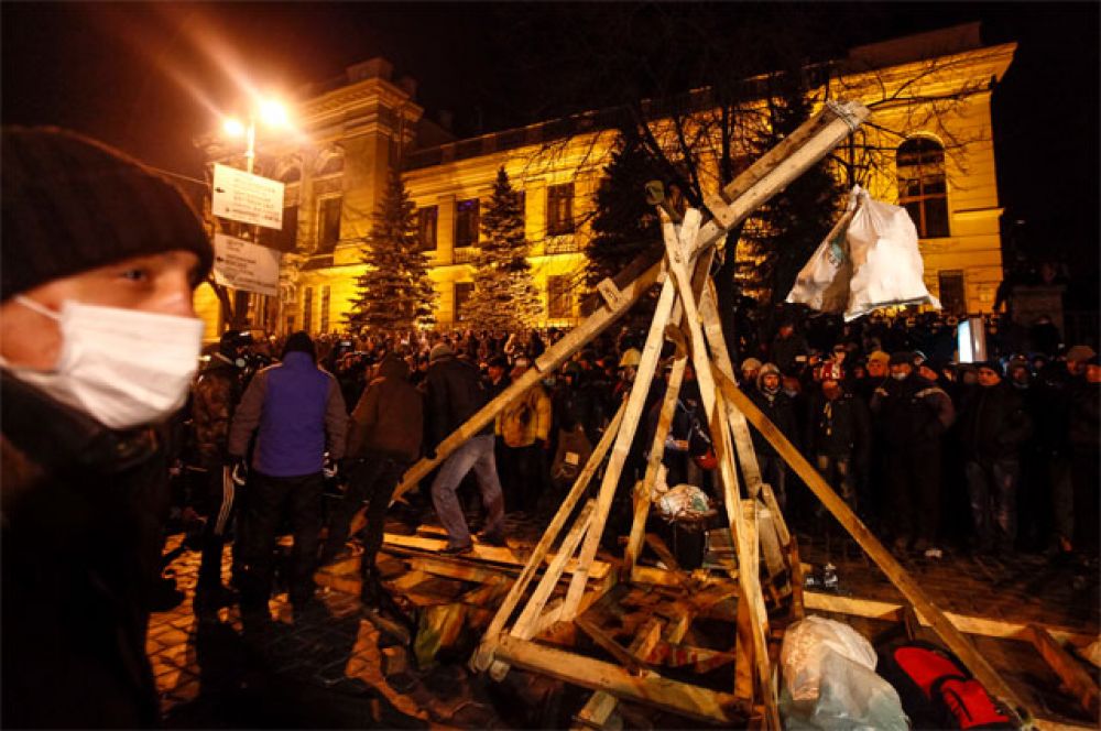 В ночь с 20 на 21 января на улице Грушевского продолжилось противостояние сторонников евроинтеграции и милиции. Протестующие соорудили самодельную катапульту. В ряды охранников правопорядка летят бутылки с зажигательной смесью, которые разбиваются об окна ближайших зданий. Уличное освещение на Грушевского практически не работает. Демонстранты и милиция активно используют фонари и мощные лазерные указки.