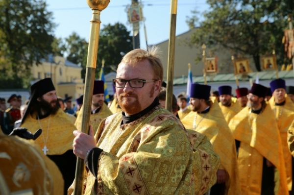 Милонов возглавлял крестный ход в честь 300-летия Александро-Невской лавры