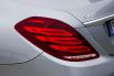Mercedse-Benz один из первых в немецкой тройки начал отказываться от прямых холодных линий. Модели, начиная с C-класса 2014 года и заканчивая флагманом S600 имеют уже более плавные дорожки из светодиодов. Они имеют разный уровень подсветки и в режиме ходовых огней напоминают плавник декоративной рыбки.