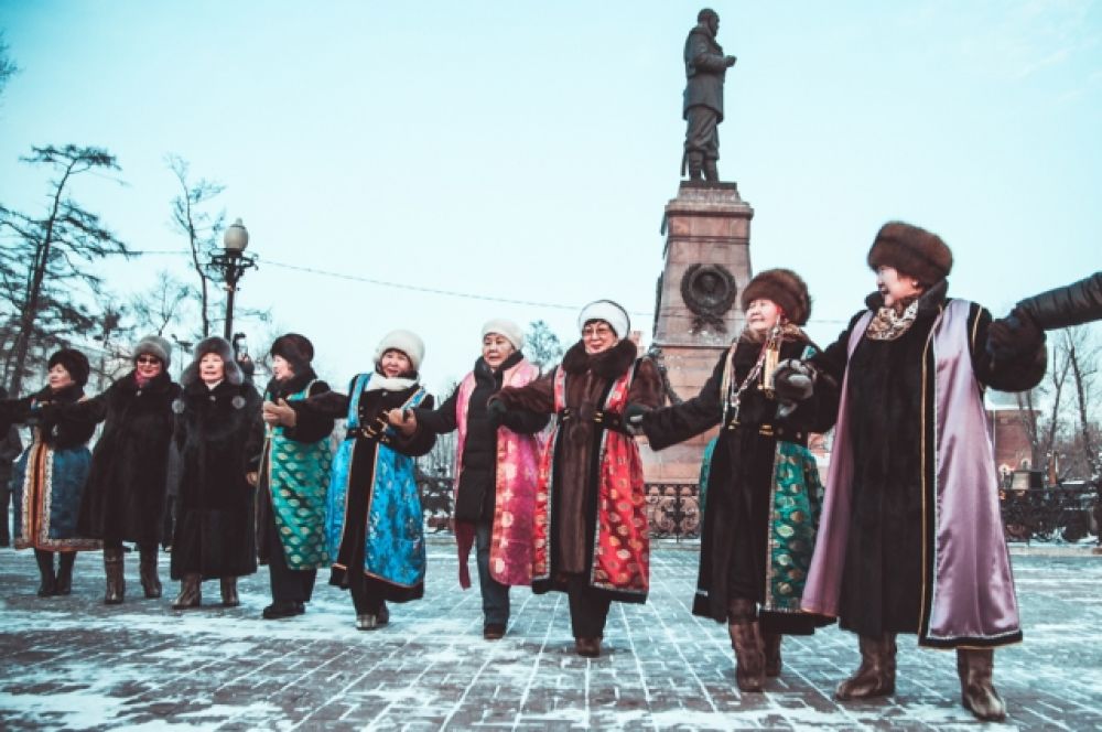 В танце принимают участие и стар и млад.