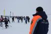 Безопасность участников «Лыжни России» в Архангельске обеспечивали сотрудники МЧС.