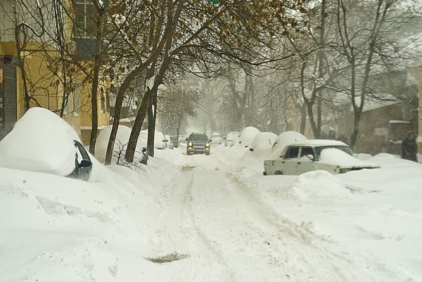 Брошенные в снегу автомобили - привычная картина, которую можно наблюдать в Ростове сегодня