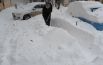 Мэр Ростова Михаил Чернышев признал, что коммунальной техники для расчистки города от снега не хватает, и попросил ростовчан помочь, - выйти на улицы с лопатами и расчистить дороги. 