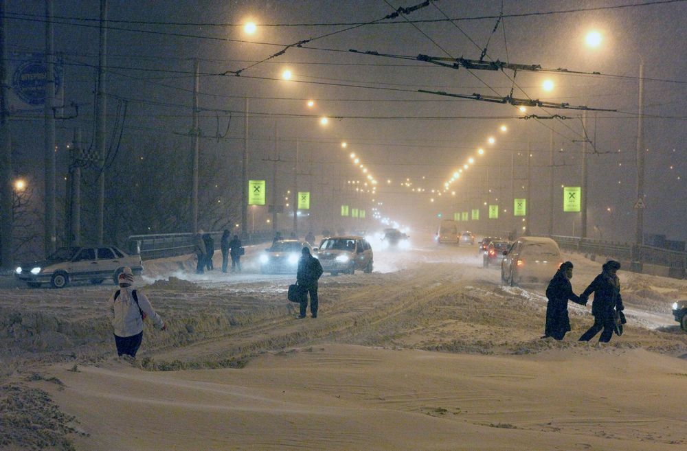 Проспект Стачки. В обычные дни - одна из самых загруженных дорог. Люди вынуждены выходить на проезжую часть дороги и идти пешком.