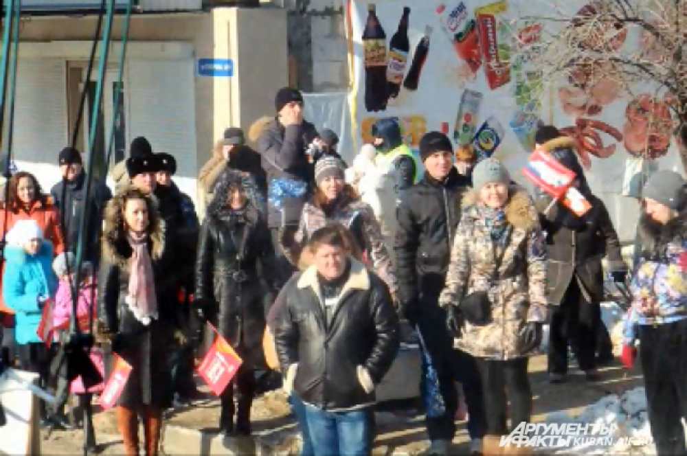 Краснодарцы на улице Суворова встречают факелоносцев