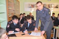 Курсанты Омской академии МВД постигают азы философии под руководством Павла Векленко.