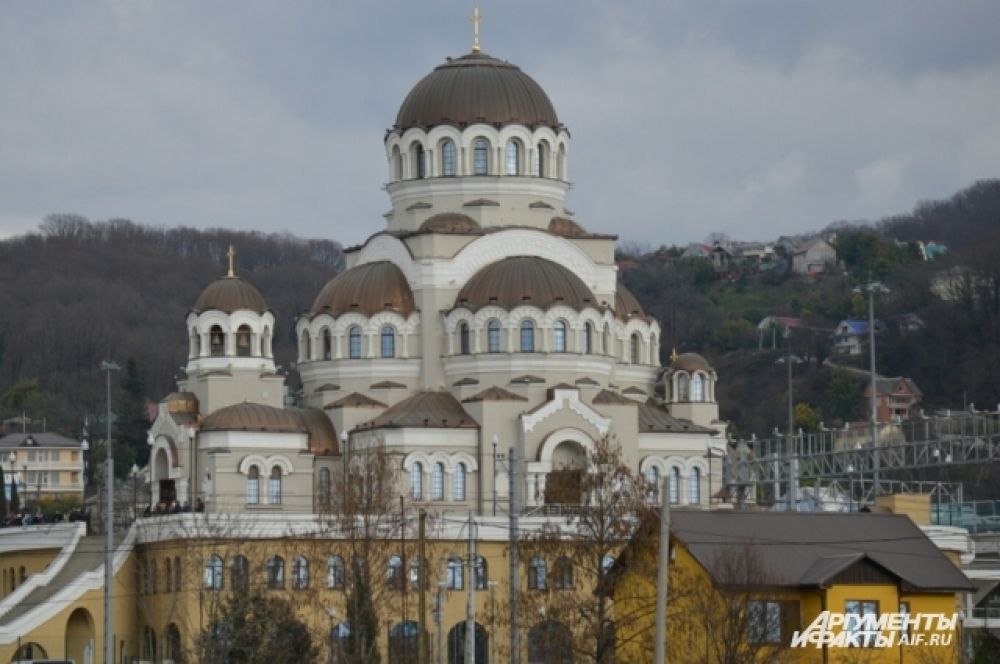 Храмовый комплекс возвели за два года. В 2011 году во время строительных работ в Имеретинской низменности была обнаружена разрушенная византийская церковь IX века. Камень из ее фундамента был заложен в основание храма Нерукотворного Образа Христа Спасителя.