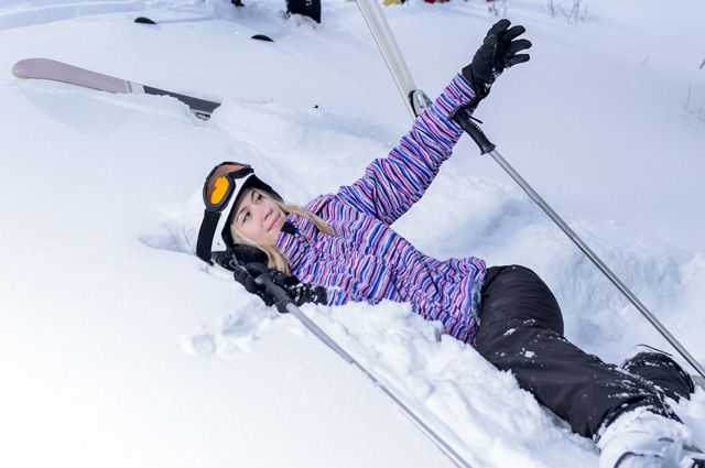 Упавший лыжник. Лыжник упал. Падение на горных лыжах. Падение горнолыжника. Девушка на лыжах с горки.