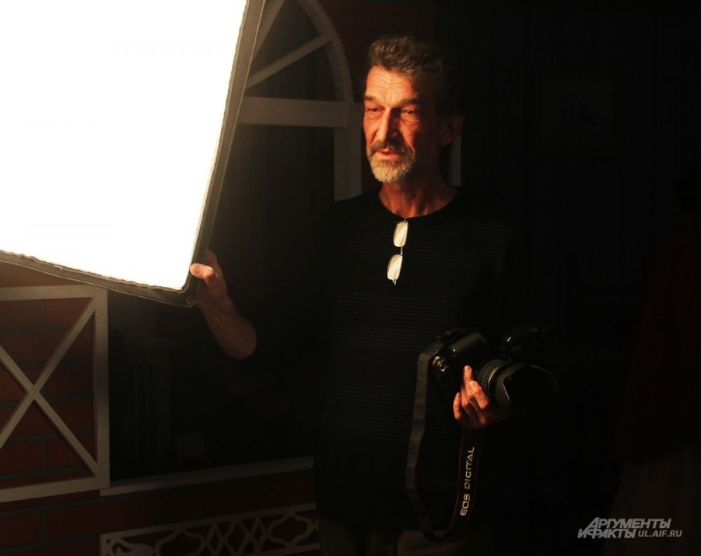 Фотограф Валерий Дурнов инструктирует очередную модель.