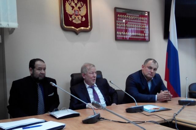 Иван Грачёв (на фото - в центре) подчеркивает, что поддерживает инициативы по наведению порядка в финансовых отношениях в энергетике и ЖКХ.