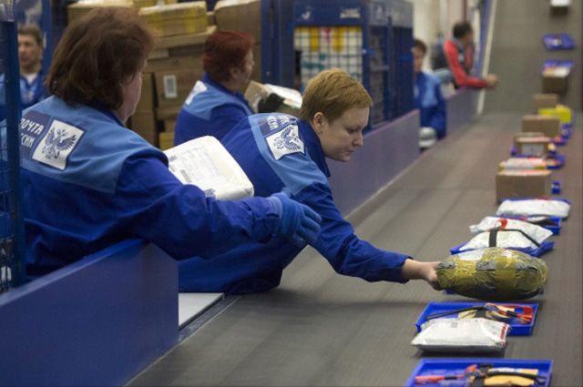 Сотрудники «Почты России» во время таможенной обработки международной почты.
