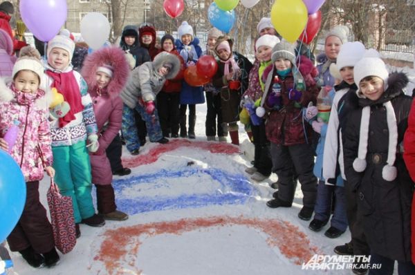 Покрашенной водой ребята вывели на снегу слово Sochi