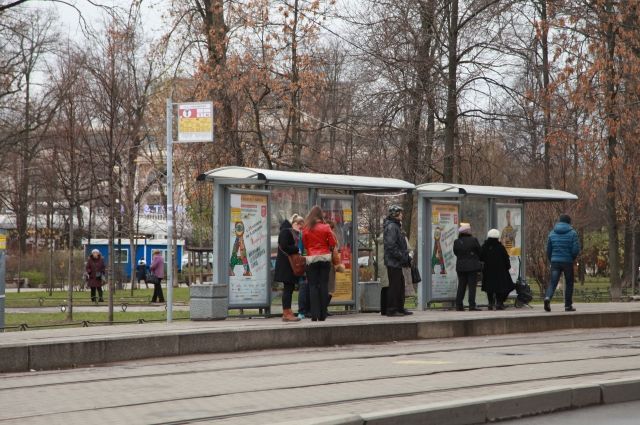 Трамвайные остановки краснодар. Трамвайная остановка. Люди у трамвайной остановки. Остановки в Краснодаре. Остановки общественного транспорта Краснодар.