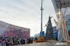 Дед Мороз появился перед публикой и зажег елку, но только после того, как гости сделали с ним олимпийскую зарядку. 