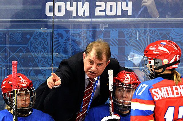 Главный тренер женской сборной России по хоккею Михаил Чеканов даёт указания игрокам в матче группового этапа между сборными командами России и Германии.