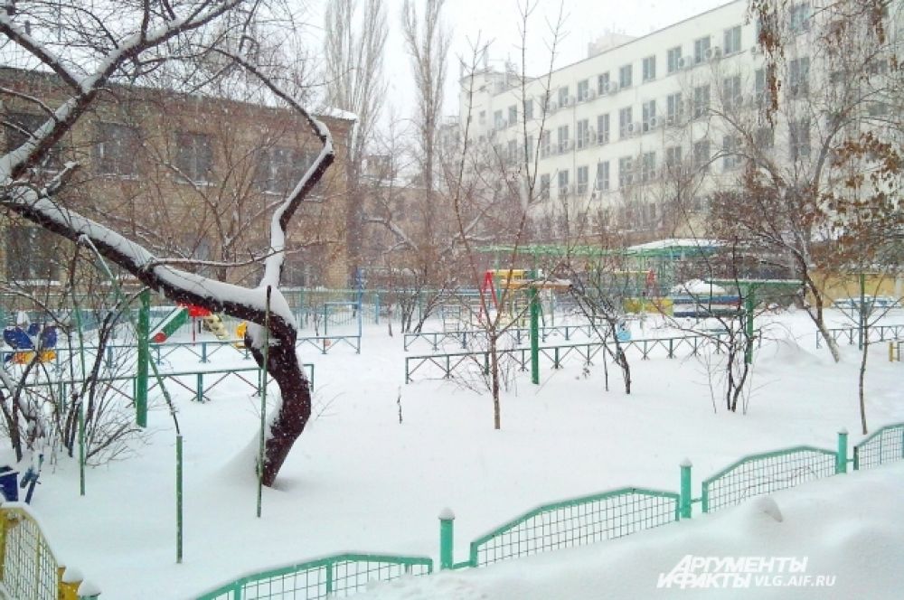 На детской площадке лучше всего играть в снежки