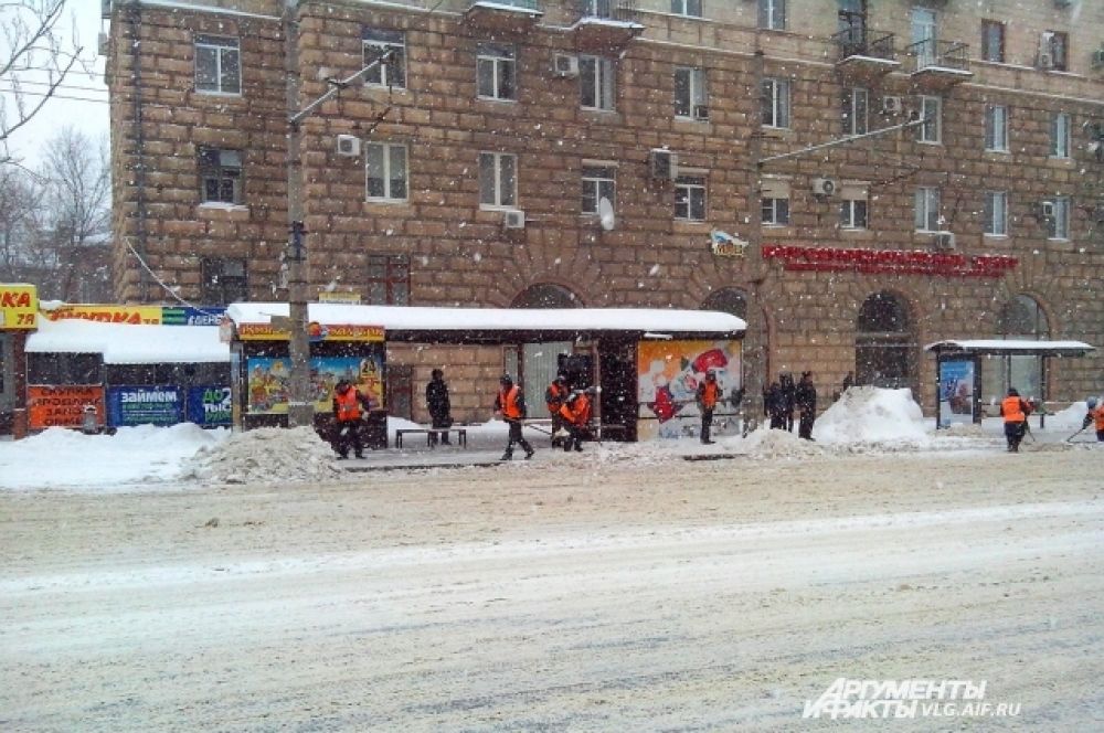Комсомольская. Дорожники трудятся с утра