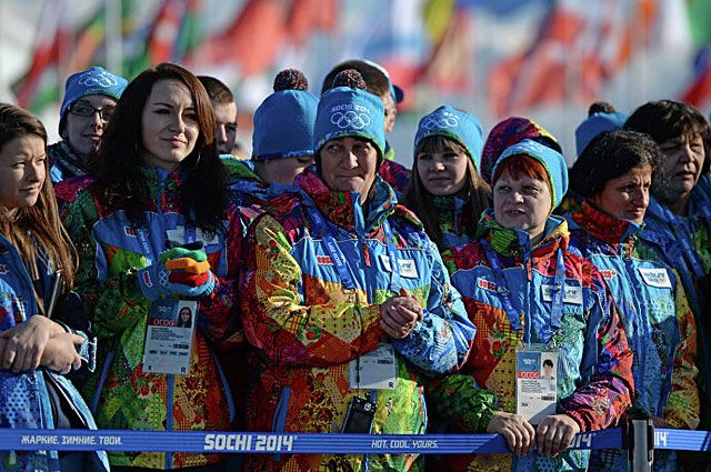 Волонтёры в Олимпийской деревне в Сочи.