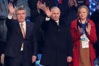 Слева направо: президент Международного олимпийского комитета Томас Бах, президент России Владимир Путин, бывший член сборной России по бобслею Ирина Скворцова.