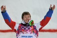 Александр Смышляев (Россия), завоевавший бронзовую медаль в могуле во время соревнований по фристайлу среди мужчин на XXII зимних Олимпийских играх в Сочи, во время цветочной церемонии.