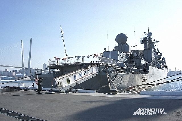 Ракетный крейсер «Варяг» у причала во Владивостоке.