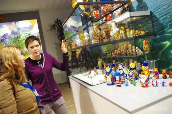 Рядом - выставка миниатюрных матрешек из Центральной России