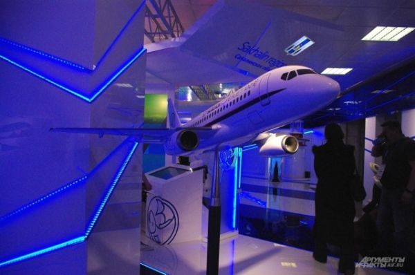 Дальний Восток привез модель новейшего российского самолета «Сухой Superjet 100»