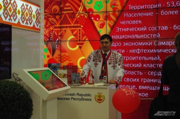 Сотрудники выставки Чувашской Республики работают в национальных костюмах