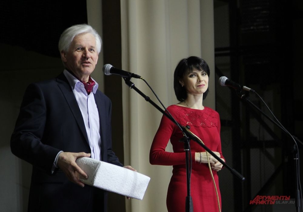 Гостей представили Александр Додосов и Татьяна Галушкина – с некоторых пор бессменные ведущие бардовских концертов в Ульяновске.