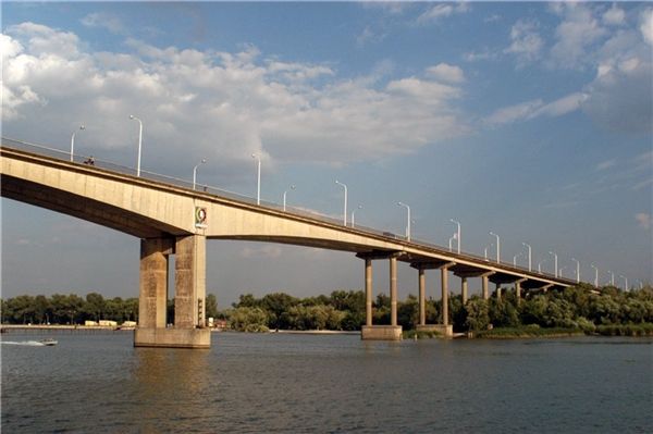 Реконструкция Ворошиловского моста должна была увеличить количество полос движения с двух до шести, а пропускную способность – до 65 тысяч автомобилей в сутки. Сегодня по старому мосту проезжает около 47 тысяч автомобилей в день.