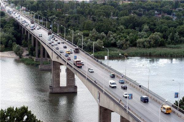 По мосту проходит трасса, соединяющая Ростов с городами-спутниками Батайском и Азовом.